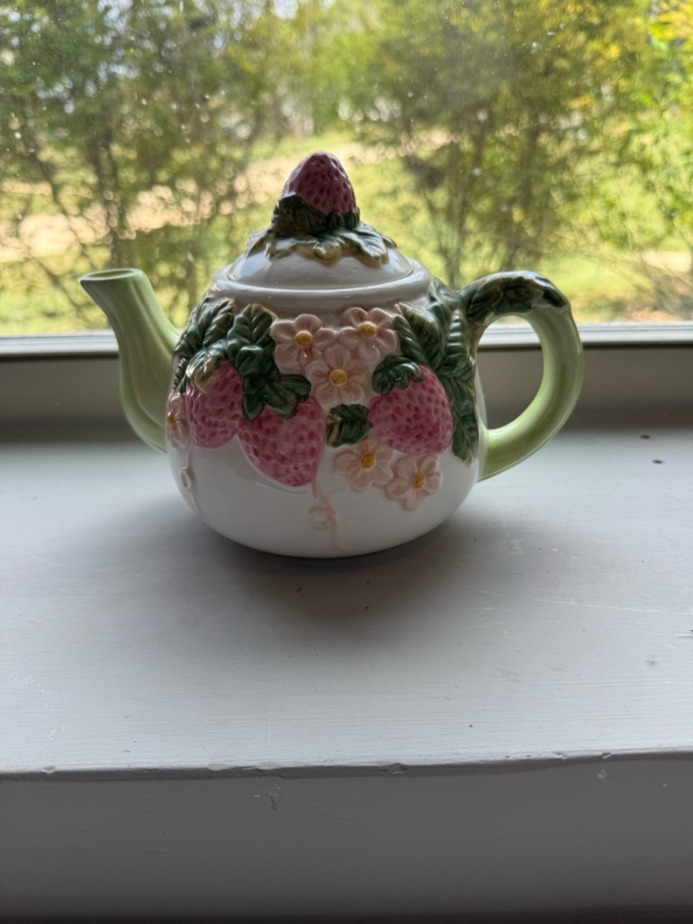 Tea pot with Strawberry design